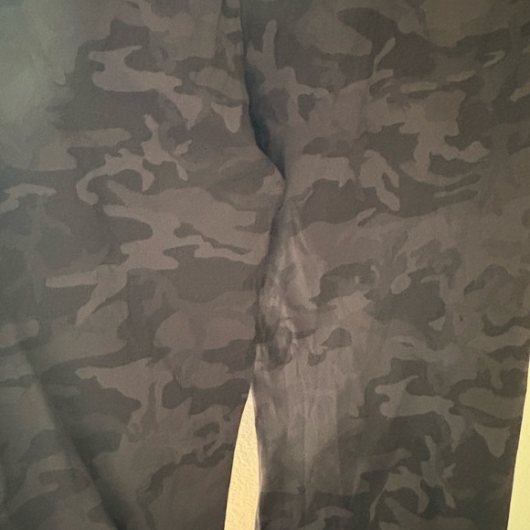 lululemon 🤩🍋athletica Men's Dark Camouflage Cargo Pants - Picture 6 of 6